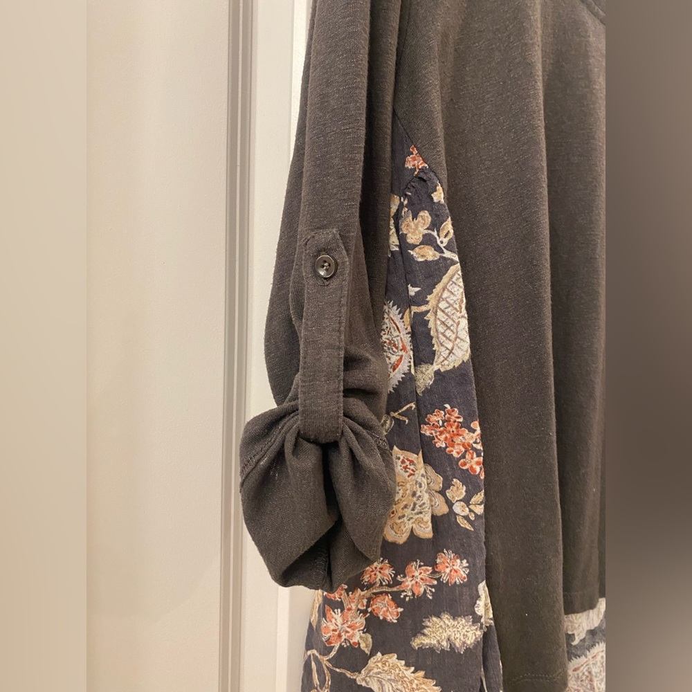 Altar’s State Small Charcoal Floral Hi Low Oversized 3/4 Sleeve Top - Picture 5 of 11